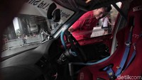 Pengunjung melihat salah satu mobil yang dipamerkan.
