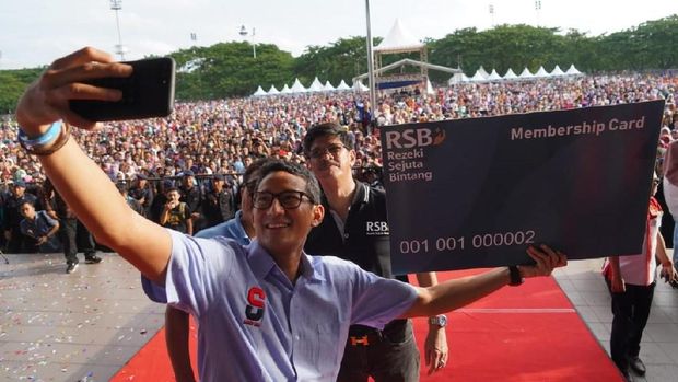 Sandi mendapat kehormatan sebagai anggota utama Rebut Sejuta Bintang