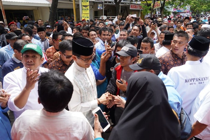 Di Makassar, Sandi Cerita Korban Banjir Selipkan Uang ke Sakunya