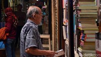 Pasar buku yang pernah hangus terbakar pada tahun 1992 dan tahun 2007 ini sudah berdiri sejak tahun 1980-an.