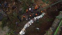 Tim SAR Gabungan berusaha membuat tanggul di sungai Manuju yang amblas akibat longsor di Desa Pattilasang, Kecamatan Manuju, Gowa, Sulawesi Selatan. ANTARA FOTO/Yusran Uccang.