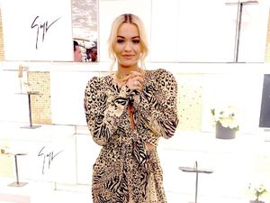 Bantu Lawan COVID-19, Rita Ora Jadi Sukarelawan Medis