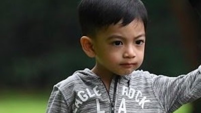 Gemas! Melihat Anak Marie Kondo Jago Melipat Baju di Usia 