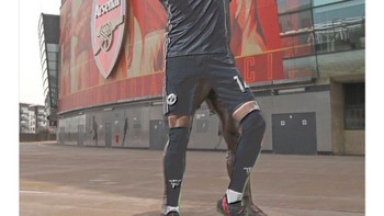 Patung Jesse Lingard sedang berdansa semalam setelah mengelabui pertahanan Arsenal. Foto: istimewa