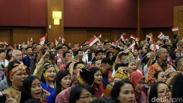 Jokowi Dapat Dukungan dari Majelis Adat Dayak Nasional / 