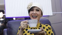 Semringahnya Yuni Shara saat ditemui baru-baru ini. Ia tampak tertawa lepas. Foto: (Palevi/detikHOT)
