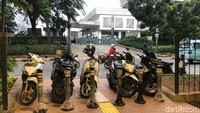 Untuk parkir kendaraan masih belum tersedia, jadi hanya bisa di pinggir jalan saja untuk sementara ini. Foto: Ayunda/detikHealth