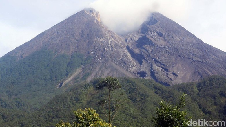 Lagi, Merapi Keluarkan Awan Panas Siang Ini Jarak Luncurnya 1 Km Lagi, Merapi Keluarkan Awan Panas Siang Ini Jarak Luncurnya 1 Km