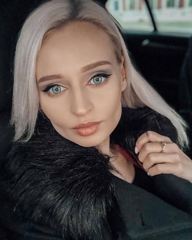 Orang-orang memang banyak mengomentari mengenai tubuh kurus Julia. Beberapa dari mereka mengkhawatirkan apakah wanita cantik itu sakit. Apakah kamu sedang sakit? Aku takut melihat proporsi tubuhmu yang tidak natural, kata salah satu netizen. Foto: Dok. Instagram @pink_huink