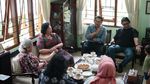 Momen Ahok Kunjungi Rumah Merry Hoegeng Bersama Ibunda