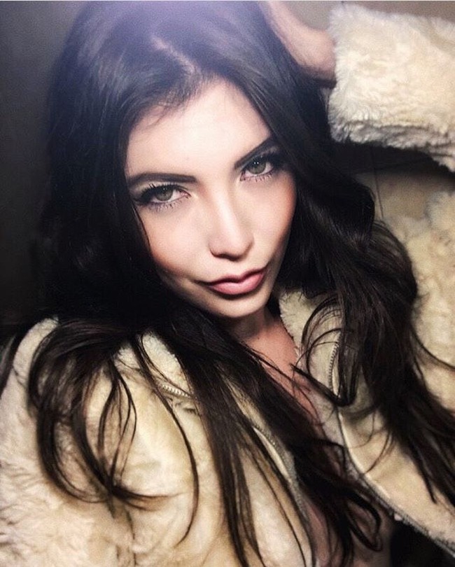 “Sepertinya kita telah ‘menormalkan’ kekerasan, tetapi tubuh yang telanjang lebih mengkhawatirkan moralitas palsu masyarakat kita. Ada kebutuhan akan pendidikan seksual yang komprehensif dan nyata di sekolah, mendidik generasi masa depan untuk tidak memperkosa, melakukan kekejaman atau membunuh,” jelas Are. Foto: dok. Instagram (@soyarerojas)