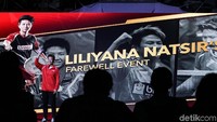 Hari ini momen yang sangat berat buat saya. Sepanjang 24 tahun saya berkarier di bulutangkis. Saya merasakan suka dan duka, tangis dan tawa, kata Liliyana di hadapan suporter. 