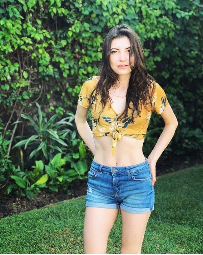 Namun, demonstrasi yang aneh itu tak membuatnya mendapatkan reaksi yang diharapkan. Are mendapatkan banyak kritikan atas pose tanpa busananya itu.