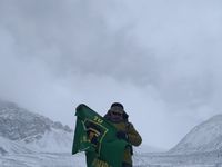 Simpatisan PPP Kibarkan Bendera Partai di Puncak Himalaya