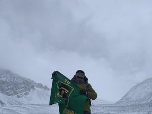 Di Balik Kabah dan Bintang