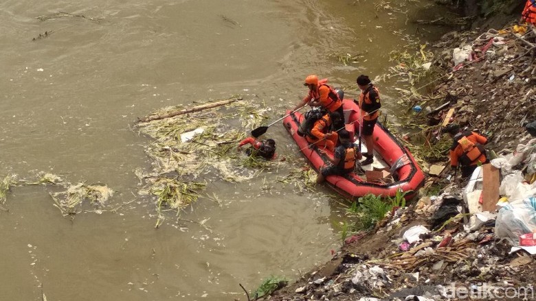 Pencarian Mobil  Berisi Tiga Korban Tercebur Sungai  Brantas  