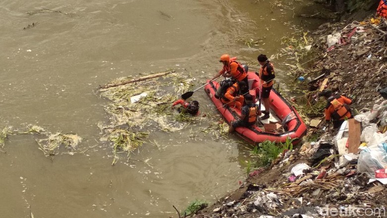 Pencarian Mobil Berisi Tiga Korban Tercebur Sungai Brantas Pencarian Mobil Berisi Tiga Korban Tercebur Sungai Brantas