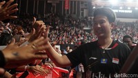 Liliyana menyapa pendukungnya usai pertandingan.