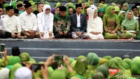 Jokowi hadir dengan didampingi Ibu Negara Iriana Joko Widodo. 