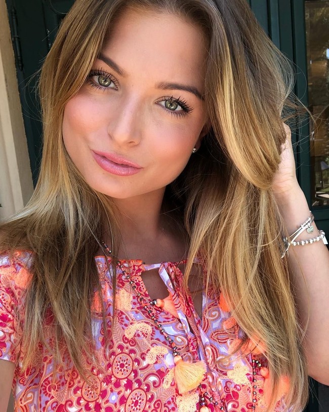 Sebelum berhasil keluar dari Barbados, Zara dan Elliot keburu ditangkap pihak berwajib di titik pengamanan bandara. (Foto: Instagram)