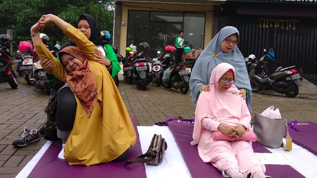 Hujan tak menghalangi para fisioterapis dalam Ikatan Fisioterapi Indonesia caban Depok untuk pelayanan gratis kepada warga di Car Free Day Grand Depok City.