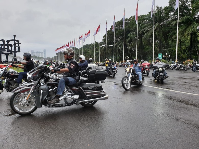 Anak Motor 'Geruduk' Gedung DPR