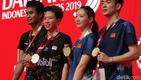 Zheng Siwei/Huang Yaqiong dan Tontowi/Liliyana menunjukkan medali Indonesia Masters 2019.