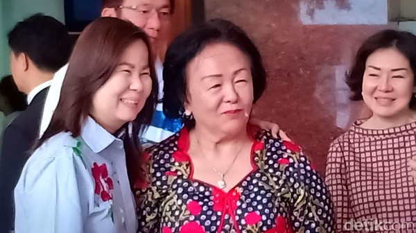 Ibunda Ahok Beribadah di GKY Pluit, Ahok Tidak Terlihat Ibunda Ahok Beribadah di GKY Pluit, Ahok Tidak Terlihat
