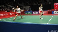Misaki Matsutomo/Ayaka Takahashi bertanding melawan Kim So Yeong/Kong Hee Yong di Istora Senayan, Jakarta, Minggu (27/1/2019).