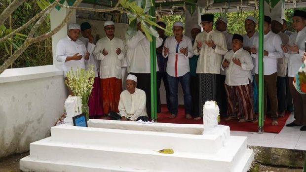 Sandiaga Hadiri Haul ke-133 KH Abdul Karim di Bangkalan, Madura