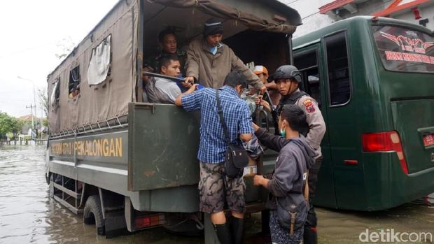 Ratusan napi di Lapas Pekalongan dievakuasi. 