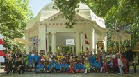 Sebanyak 50 warga Indonesia membawa tema Semarak 10 New Bali, dengan dengan beragam busana tradisional Nusantara. Mereka memeriahkan Australia Day Parade 2019 di Melbourne, Victoria pada Sabtu, 26 Januari 2019. (dok KJRI Melbourne)