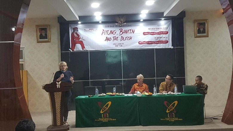 Margreet van Till saat berbicara dalam Seminar Internasional dengan tema Pitung, Banten and the Dutch di UIN Sultan Maulana Hasanuddin Banten. Foto: (Bahtiar Rivai/detikcom) Margreet van Till saat berbicara dalam Seminar Internasional dengan tema Pitung, Banten and the Dutch di UIN Sultan Maulana Hasanuddin Banten. Foto: (Bahtiar Rivai/detikcom)