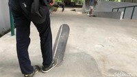Nah, kalian juga bisa main skate loh bareng teman-teman atau komunitas. Hitung-hitung sebagai olahraga dan bisa membantu mengeluarkan keringat.  Foto: Ayunda/detikHealth