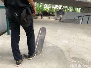 Yuk Intip Flyover Slipi, Bisa Main Skateboard Loh!