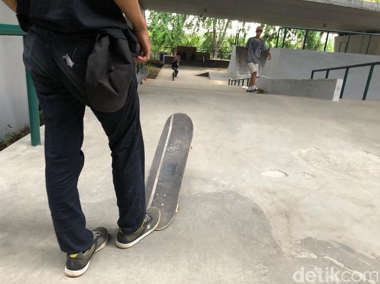 Yuk Intip Flyover Slipi, Bisa Main Skateboard Loh!