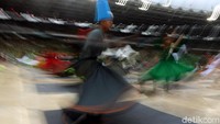 Mereka menari di tengah lapangan Stadion GBK, Jakarta.