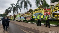 Karangan bunga itu dijajarkan di pinggir jalan di sekitar Rumah Duka Sentosa, RSPAD Gatot Subroto. 