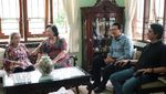 Momen Ahok Kunjungi Rumah Merry Hoegeng Bersama Ibunda