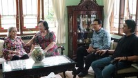 Ahok memuji Hoegeng yang punya jiwa seni. Dalam kesempatan itu, Ahok diberi lukisan hingga compact disk lagu-lagu karya Hoegeng. (Foto: Dok. Instagram @basukibtp)