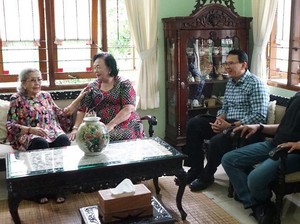 Diberi CD Lagu Karya Jenderal Hoegeng, Ahok: Buat Latihan Nyanyi
