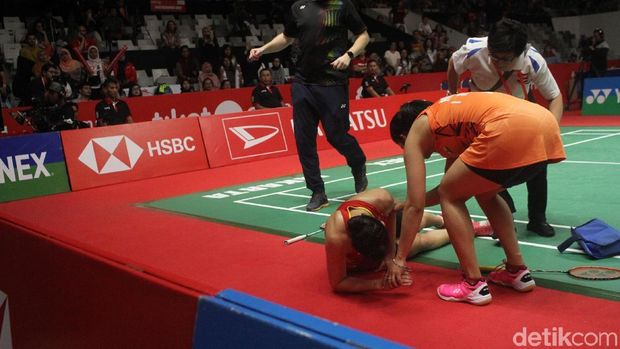 Carolina Marin saat jatuh di final Indoensia Masters 2019. 