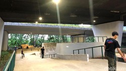 Kolong flyover Slipi yang dulu berantakan, kini sudah dibangun tempat untuk main skate dan sepeda. Desember 2018 lalu, sudah bisa digunakan oleh warga sekitar.