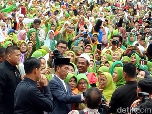 Saat Emak-emak Muslimat Solid Dukung Jokowi di Pilpres 2019