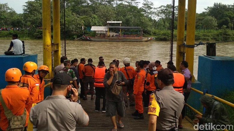 Tim SAR Sisir Lokasi Bangkai Mobil Tercebur Sungai di Tulungagung Tim SAR Sisir Lokasi Bangkai Mobil Tercebur Sungai di Tulungagung