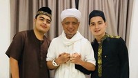 Ameer Azzikra adalah putra kedua, mendiang Ustaz Arifin Ilham. Semasa hidupnya, Ameer Azzikra fokus %MCEPASTEBIN%dengan bisnis keluarga dan beberapa kali diminta memberikan tausiah.Foto: Instagram @alvin_411