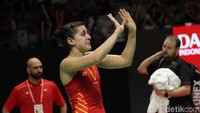 Marin tak kuasa menahan air matanya karena tidak bisa melanjutkan pertandingan karena cedera.