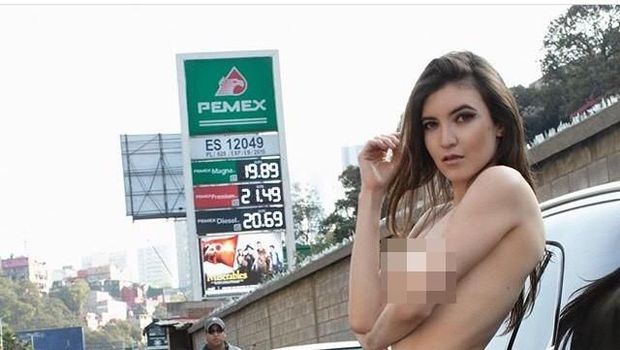 Bikin Terkejut, Model Ini Pose Bugil di Pom Bensin Sebagai Aksi Protes