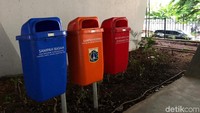 Bagaimana tidak ada sampah? Lihat aja, tempat sampahnya saja sampai ada tiga! Ada untuk sampah basah, kering, dan sampah untuk bahan beracun.  Foto: Ayunda/detikHealth
