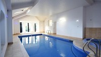 Rumah ini menyediakan kolam renang besar, hot tub, gym, bioskop, dan masih banyak lagi. Dailymail/Benson Bunch Estate.